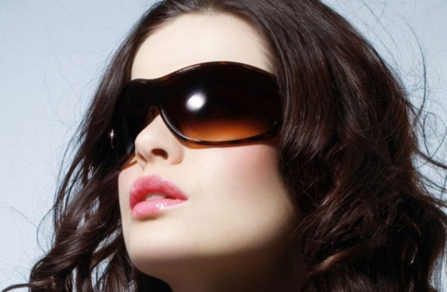 Đeo kính mát thường xuyên giúp ngăn chặn tia UV làm hại mắt