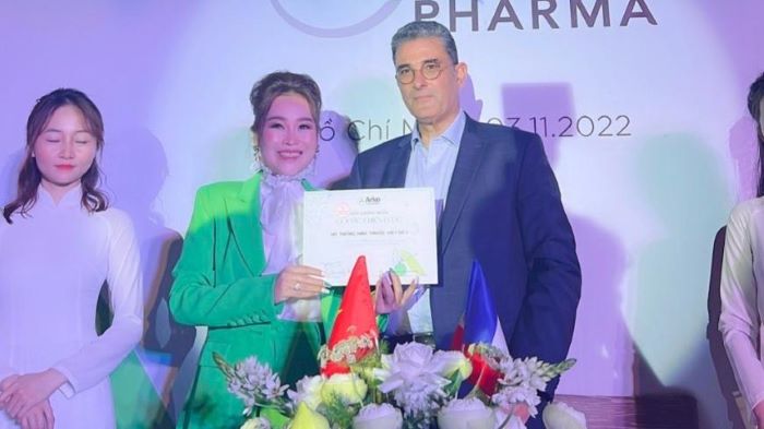Bà Nguyễn Thị Hồng Vân ký kết với đại điện Arko Pharma, Ông Hamauda Zaouia