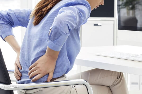 Thói quen ngồi nhiều, không vận động gây ra bị đau lưng gần mông ở nữ giới