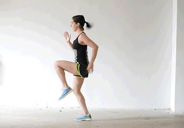 Chạy nâng cao đùi và gót chạm mông là động tác đơn giản và mang lại hiệu quả giảm mỡ hiệu quả