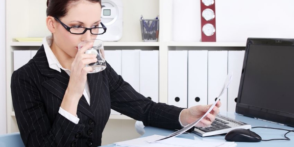 Uống nước giúp giảm bớt sự mệt mỏi, căng thẳng từ công việc hoặc học tập trong ngày