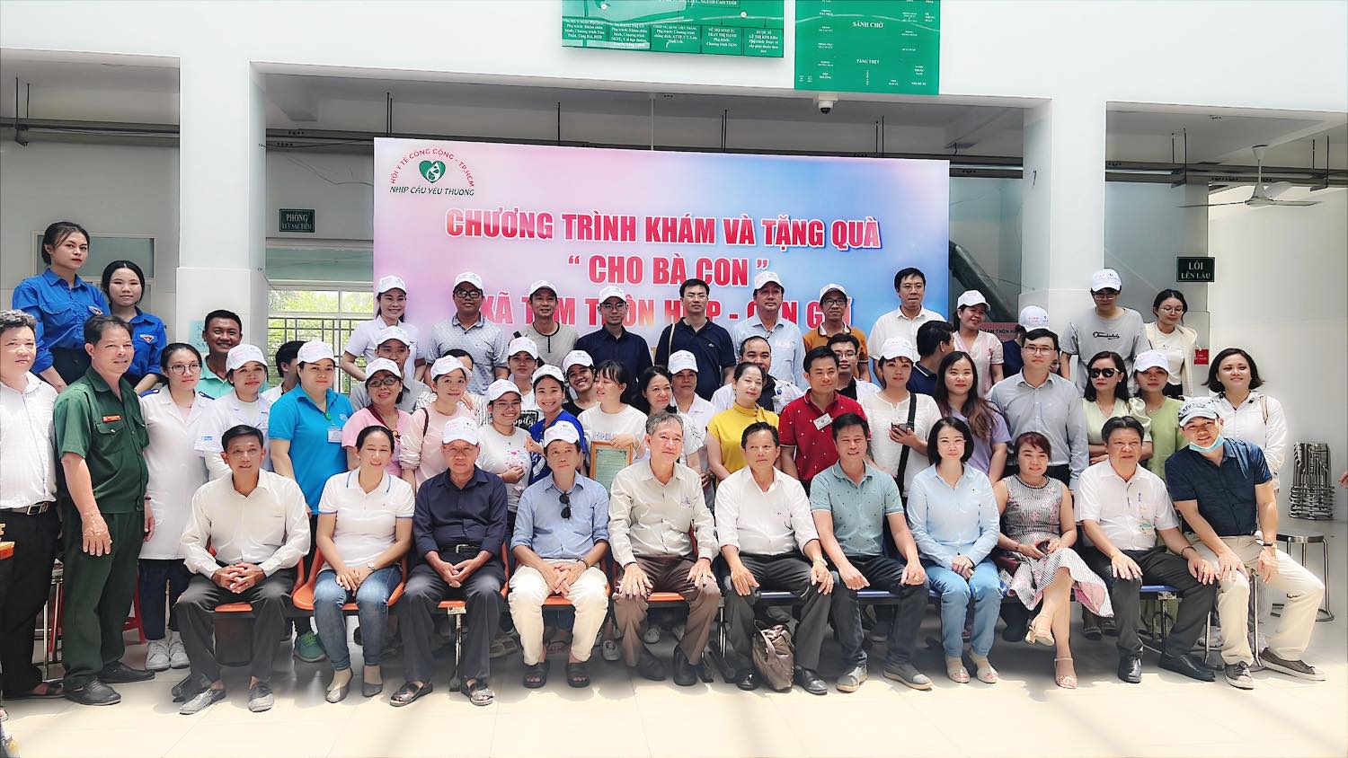 Chương trình khám bệnh, cấp thuốc, quà miễn phí tại xã Tam Thôn Hiệp, huyện Cần Giờ
