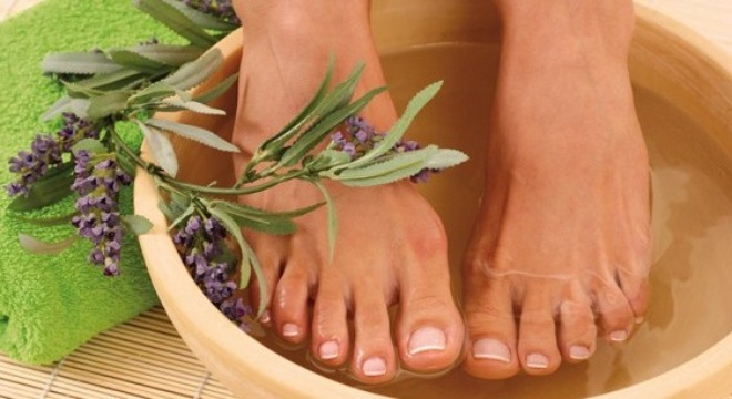Ngâm chân bằng nước ấm giúp phòng chống cao huyết áp, bạn thử chưa
