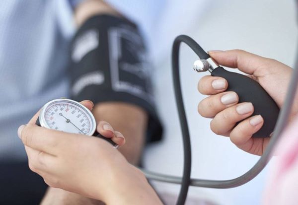 Kiểm tra huyết áp thường xuyên cho bệnh nhân