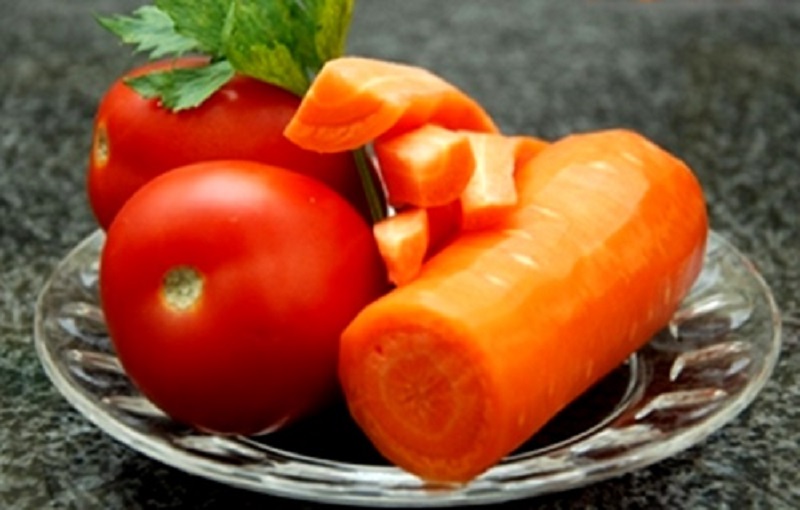 Cà rốt và cà chua hỗ trợ trong việc dưỡng trắng da