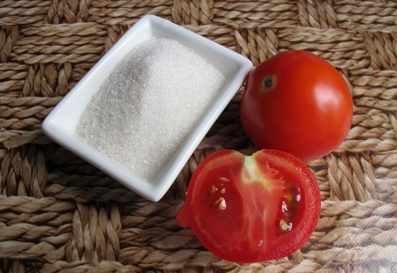 Làm trắng da bằng cà chua và đường mía