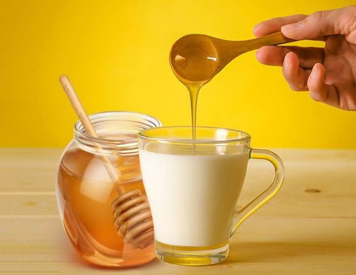 Cách làm trắng da mặt bằng sữa tươi không đường với mật ong