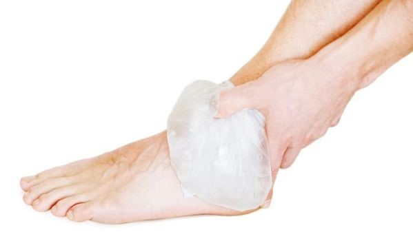 Chườm đá là cách đơn giản nhưng hiệu quả để giảm đau và sưng viêm.