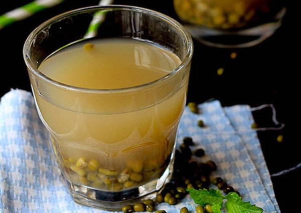 Nước đậu xanh chứa nhiều dưỡng chất có tác dụng giải rượu hiệu quả