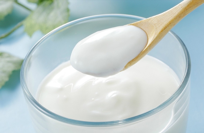 Sữa chua chứa nhiều thành phần hoạt chất giúp làm sáng da và trị thâm mụn