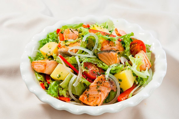 Giảm cân với salad cá hồi