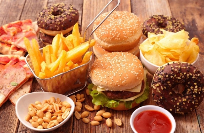 Thức ăn nhanh chứa nhiều calo không tốt cho quá trình giảm cân