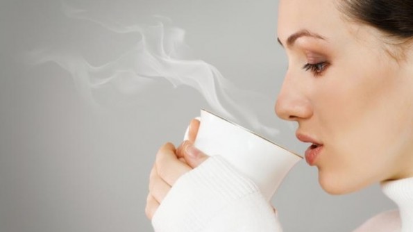 Uống nước ấm giúp cải thiện tình trạng không ho nhưng có đờm ở cổ họng