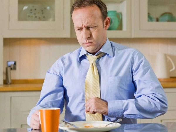 Trào ngược dạ dày thực quản gây ra các triệu chứng khó chịu như buồn nôn, ợ chua