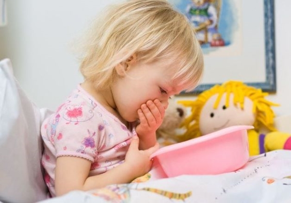 Trẻ bị sốt do thương hàn có thể bị nôn mửa, chướng bụng và tiêu chảy