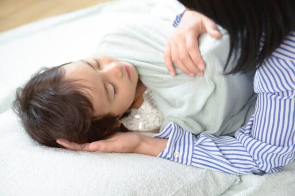 Khi bé bị sốt đi sốt lại nhiều lần, mẹ nên cho trẻ nghỉ ngơi nhiều và ngủ đủ giấc