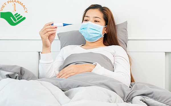 Thường xuyên kiểm tra thân nhiệt khi bị sốt để đảm bảo an toàn sức khỏe.