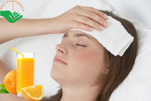 Sốt uống nước cam được không?