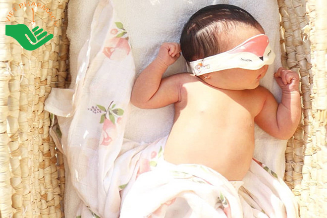 Tắm nắng giúp bé hấp thụ vitamin D tự nhiên