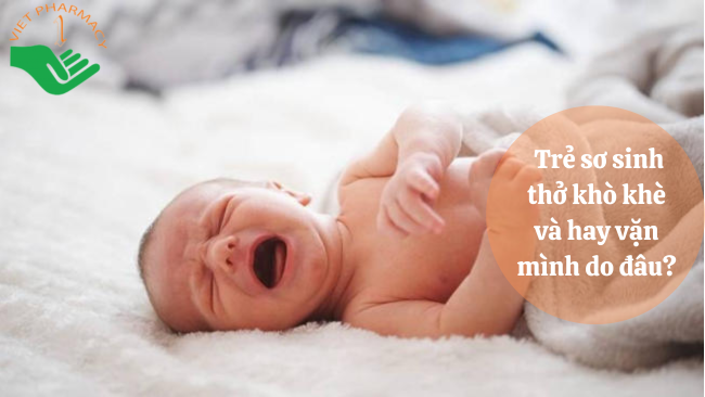 Trẻ sơ sinh thở khò khè và hay vặn mình do đâu? Cách xử lý ra sao?