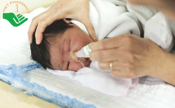Vệ sinh mũi giúp loại bỏ chất nhầy trong khoang mũi, từ đó giúp bé dễ thở hơn