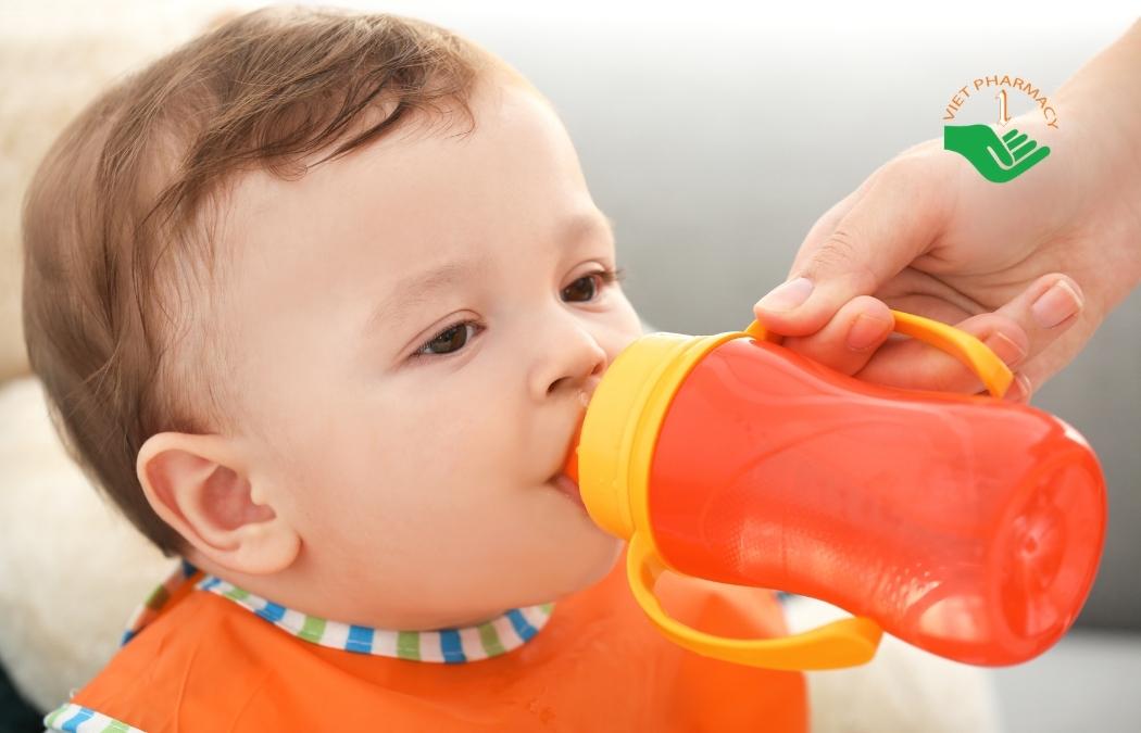 Uống nhiều nước giúp bé hạ nhiệt tốt hơn