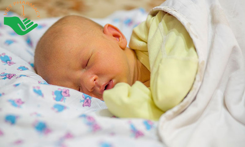 Trẻ sơ sinh 1 tháng tuổi chưa hết vàng da do nhiều nguyên nhân