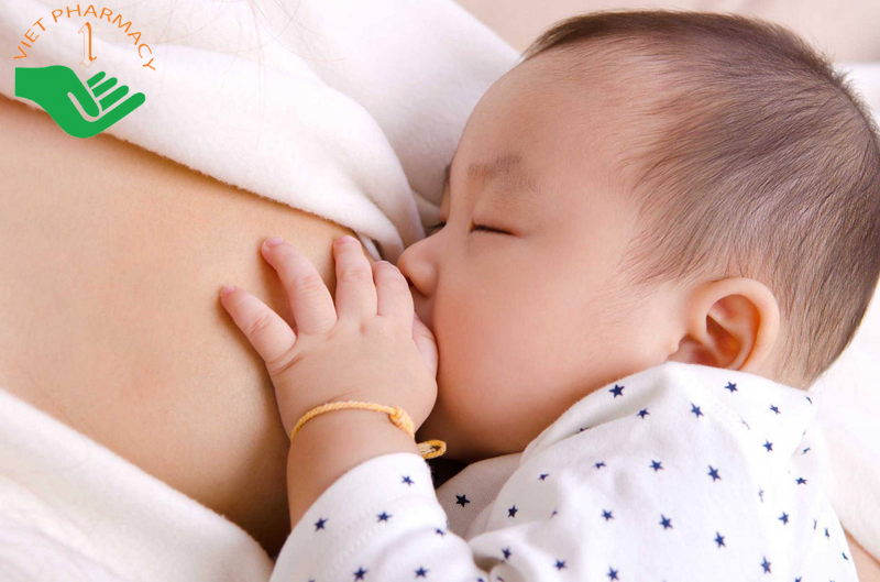 Thay đổi chế độ dinh dưỡng khi trẻ sơ sinh đi ngoài có mùi chua và nhầy