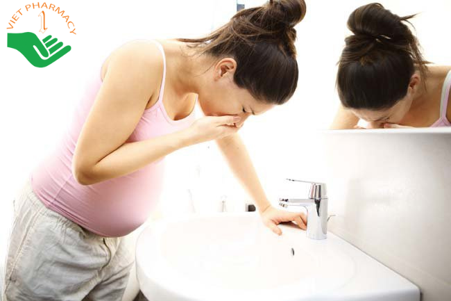 Mẹ bầu nôn ói quá nhiều, liên tục là dấu hiệu bất thường khi mang thai 3 tháng giữa