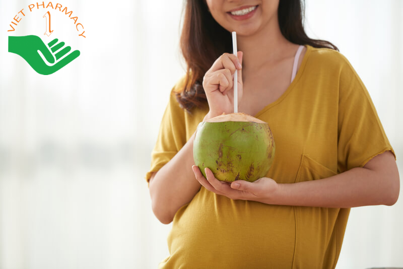 Từ tháng thứ 4 của thai kỳ mẹ bầu có thể uống nước dừa 