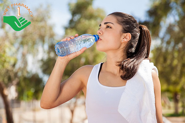 Uống nhiều nước giúp gan đào thải được độc tố