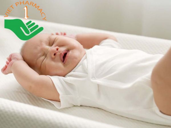 Trẻ sơ sinh ngủ hay rặn è è là hiện tượng bình thường và biến mất khi trẻ được 2-3 tháng tuổi