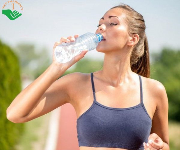 Bổ sung đủ nước cho cơ thể mỗi ngày khi áp dụng chế độ ăn 2 bữa 1 ngày