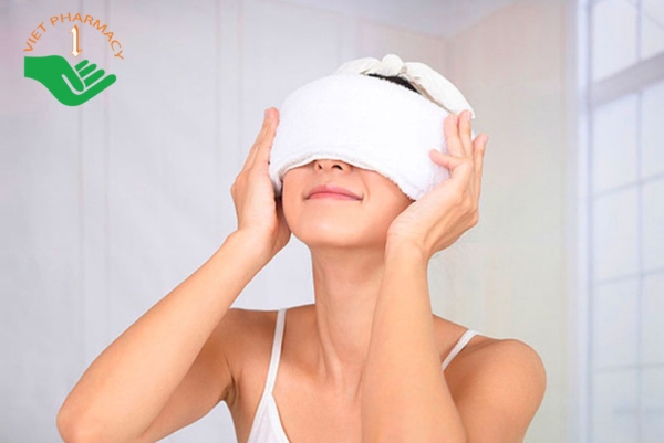 Chườm khăn nóng hoặc lạnh lên mắt có thể giúp giảm sưng và ngứa mắt đáng kể