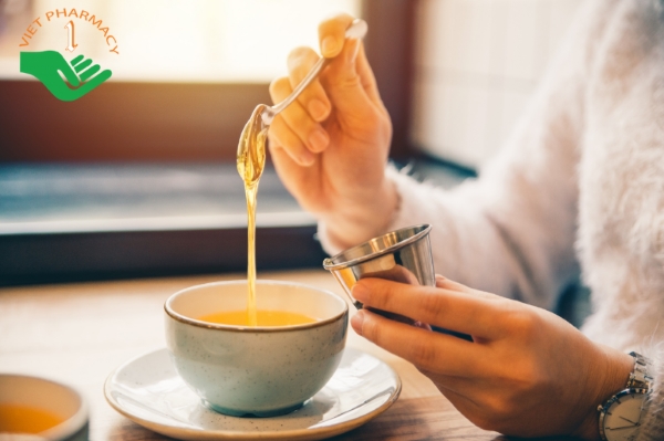 Uống trà chanh mật ong vào buổi sáng giúp điều trị táo bón hiệu quả